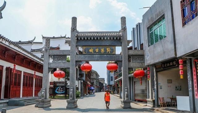 湘西|距离凤凰古城仅100公里，不要门票停车免费，曾是湘西第一古镇