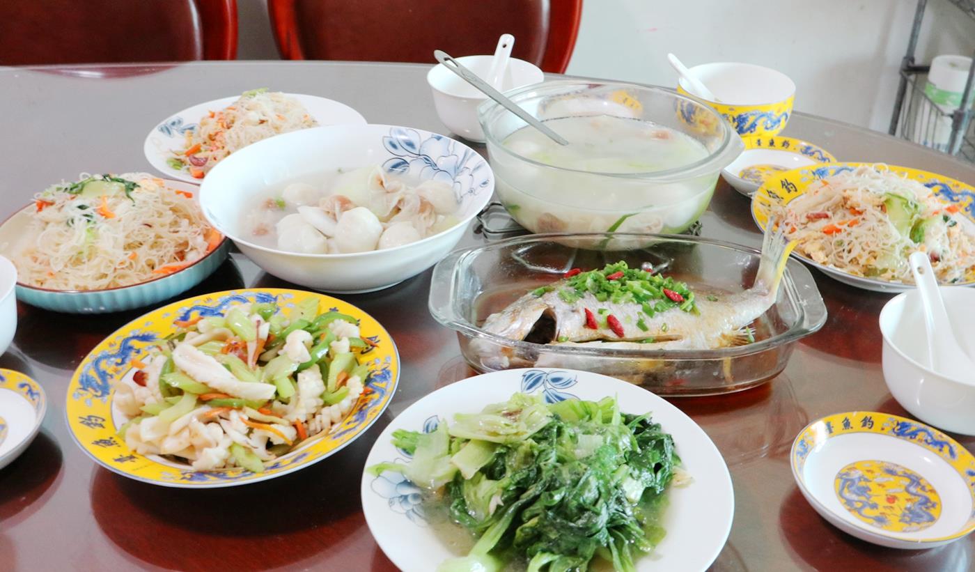 #鱼丸#周末我家的晚餐,晒到朋友圈炸了,网友:没有一百下不来