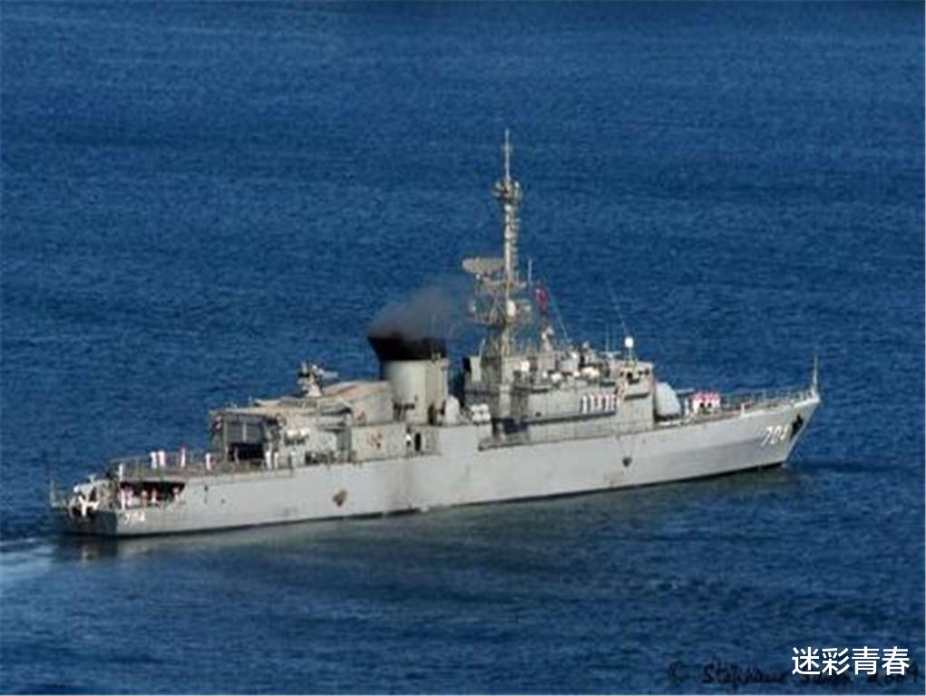 护卫舰▲海峡传来一声巨响，大国护卫舰惨遭导弹击中，40余名士兵被抬了下来