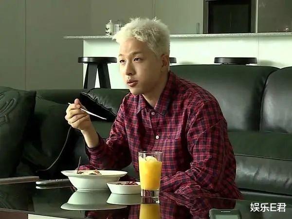 『刘亚仁』刘亚仁公开简洁寓所，独居15年逗猫为乐，靠液体食物解决吃饭问题