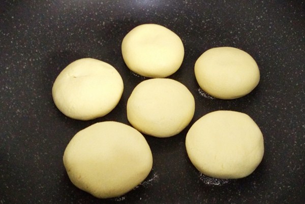 []4月最馋这懒人早餐，不发面不饧面，10分钟上桌，一次吃5个不过瘾