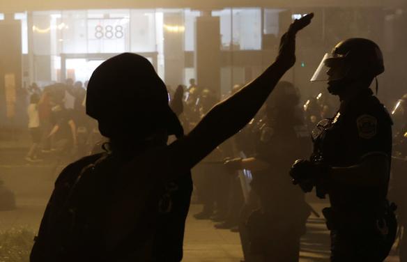 美国@美国大兵街头\自由开火\，22岁女孩刚转身要离开，被扫射身亡