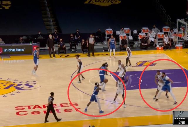 施罗德|就是不传！浓眉要球，施罗德不给，浓眉怒砸皮球，助教见势不妙冲过来