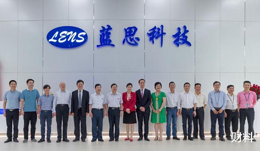 财料|先嫁自己老板,后嫁自己司机,靠“手机玻璃”赚680亿成女首富