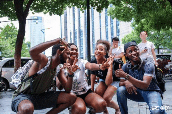 [留学生]“反歧视抗议”终于还是波及中国，黑人留学生表态：树立弗洛伊德雕像！