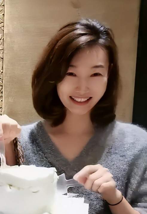 李梓萌|月亮姐姐为主持人李梓萌在线征婚!后者素颜出镜表情搞怪,43岁仍单身
