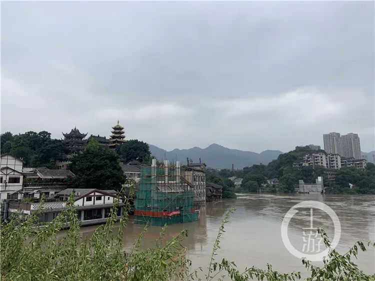 重庆晚报|直击两江洪水:朝天门门洞、渝尔代夫、洪崖洞车库被淹...