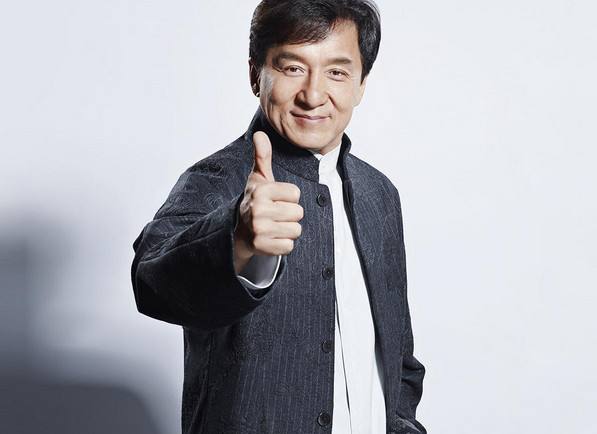 成龙|被成龙力捧红后，在日本节目与2男泡温泉，网友：丢人丢到国外！