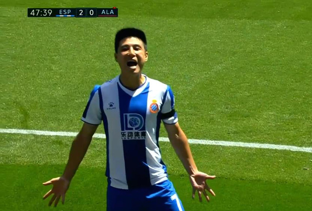 武磊■莫名喜感！武磊破门后冲着空荡荡看台怒吼庆祝，开心的像个孩子