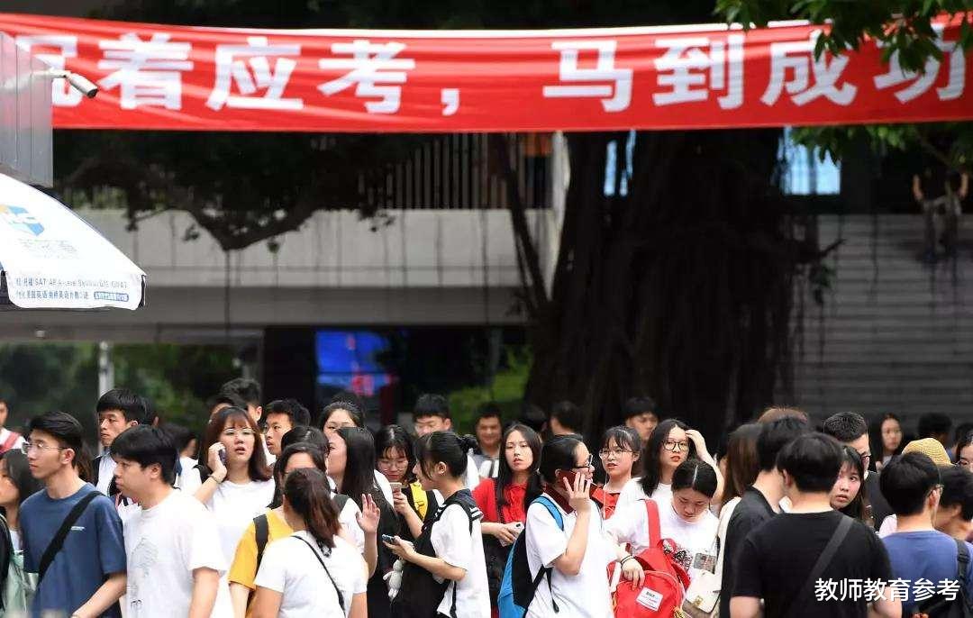 |一字马、满天星,举国关注的高考,正在成为某些人的走秀场?