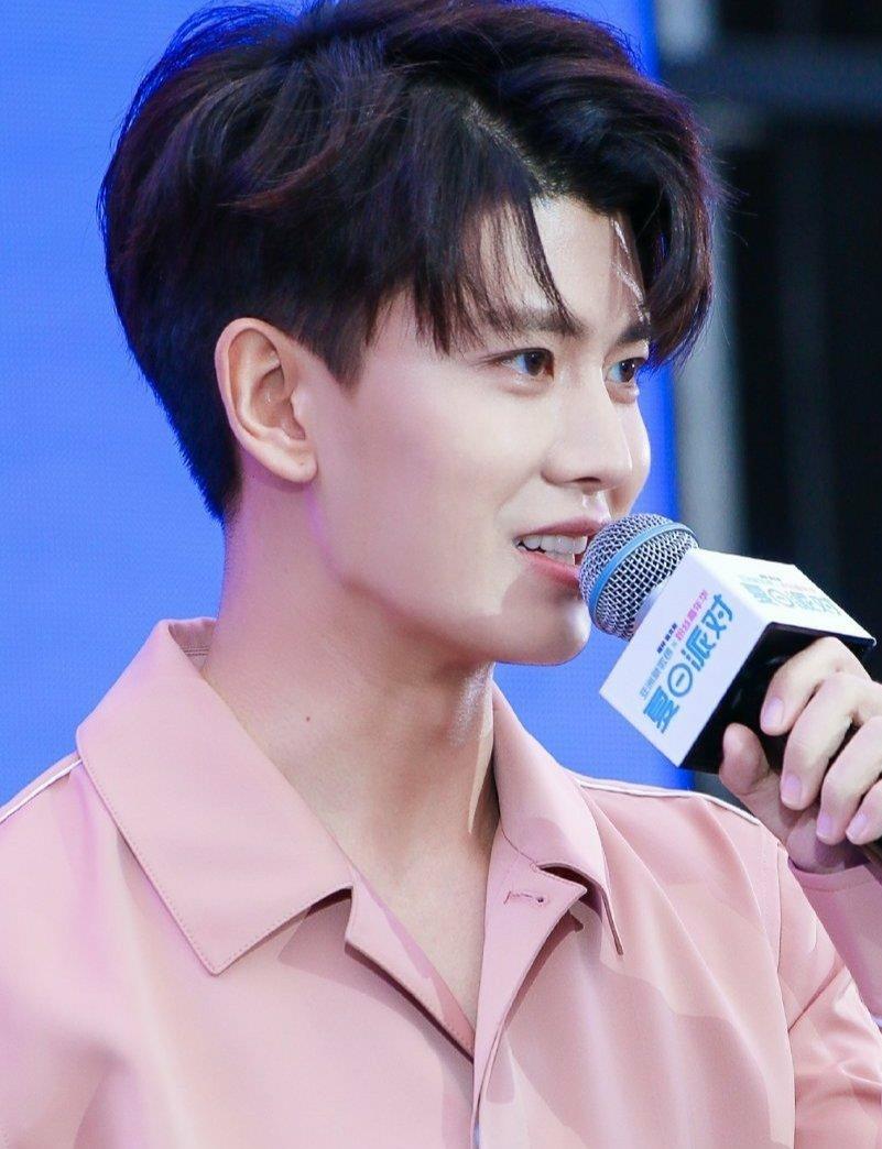 极限挑战|《极限挑战》来了！任嘉伦衣服了好可爱，他最多有三岁