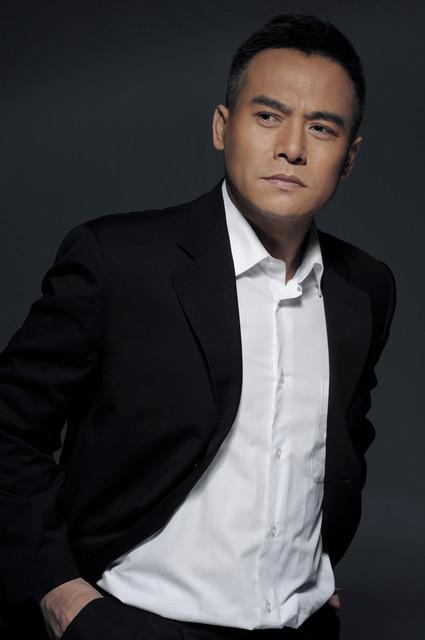 吴孟达|67岁吴孟达瘦脱相认不出，染黑发胡子变白与49岁“无天佛祖”跨次元同框