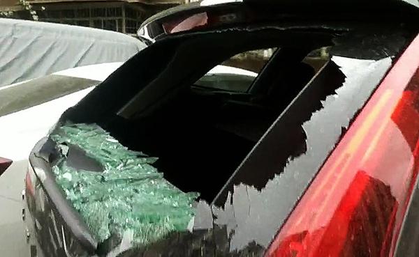 「」又是高空坠物！郑州一七层楼飞下一扇门，50万新车车窗被砸穿