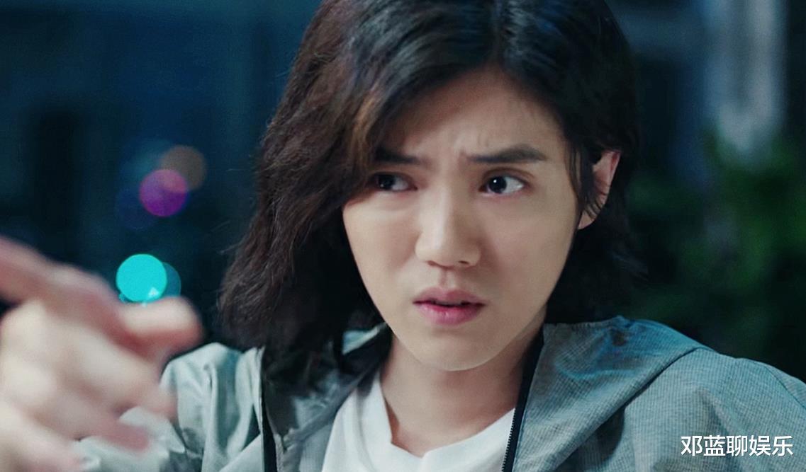 鹿晗|关晓彤吃药却被拍，当看清她吃的啥药时，粉丝：替鹿晗心疼！