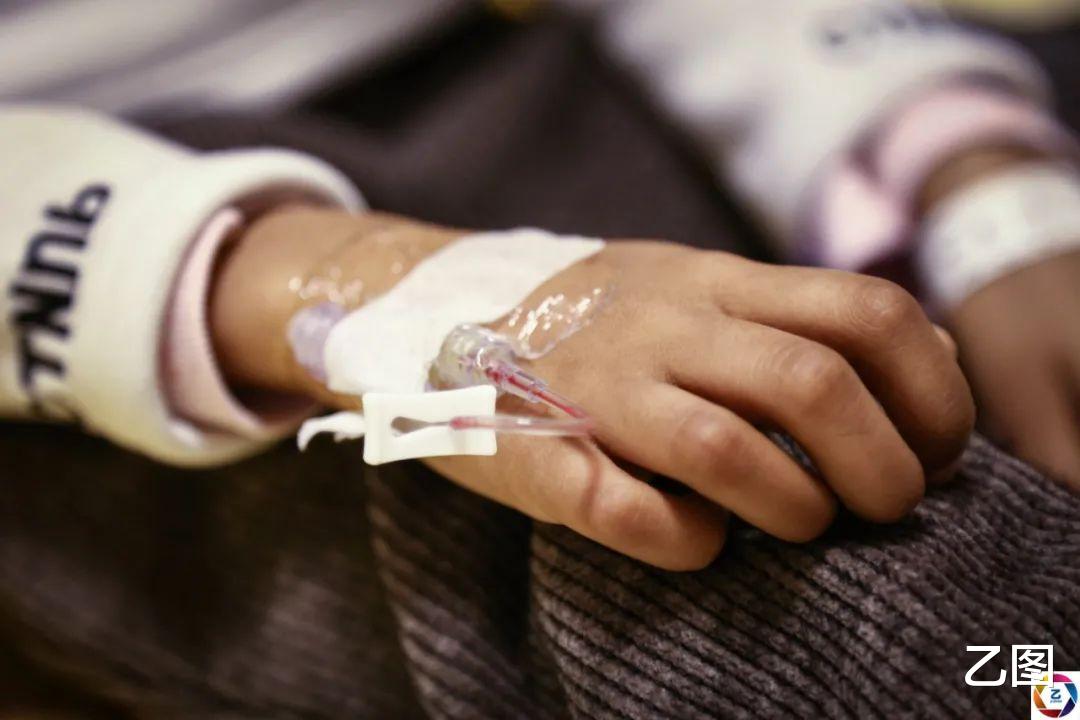 乙图|女孩喊肚子疼，爸爸带她检查后崩溃，医生从她肚中取出“怪物”