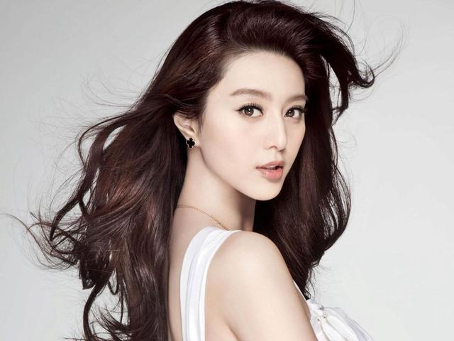 刘嘉玲|刘嘉玲晨跑被拍，慌忙躲避镜头，素颜的她和普通老太太一样