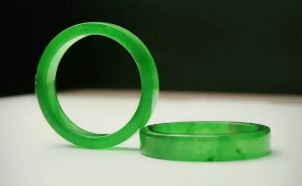 「翡翠」清代出土的帝王绿手镯，让我们目睹一下帝王绿翡翠的魅力吧！