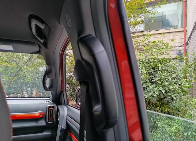 哈弗|实拍哈弗大狗：承载式车身，通过性却很高，内饰科幻