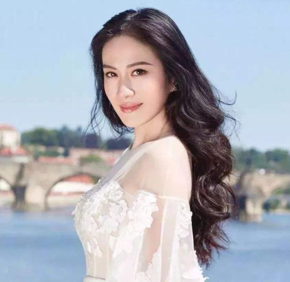 |走进叶璇现实的豪宅，卫生间摆满了化妆品，连洗手台都设计两个