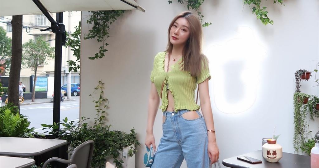 范志毅|“大将军”范志毅22岁女儿太丰满，穿露脐装，花瓶身材让人看自卑