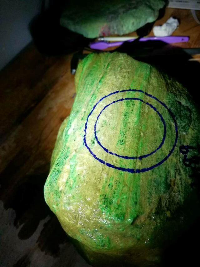 「文玩」高价买的全赌色料翡翠原石被坑，10倍价格买回，结果切涨百倍