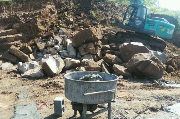 苦逼男开山建房, 3000元买2亩地, 但是平场地花4万多, 还要做护坡