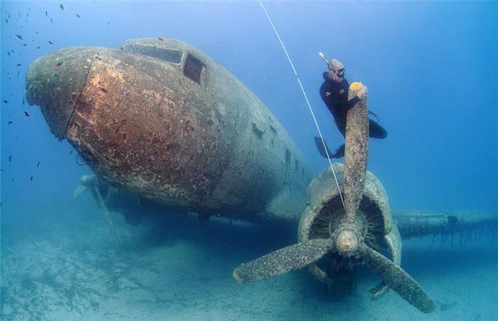不明物体@海底发现神秘飞机碎片，在靠近后，潜水员发现里面还有“人”！