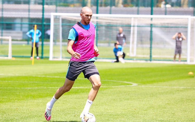 中超|大连人后防有奇兵，丹尼尔森绝配搭档浮现，贝大师留后手只为他