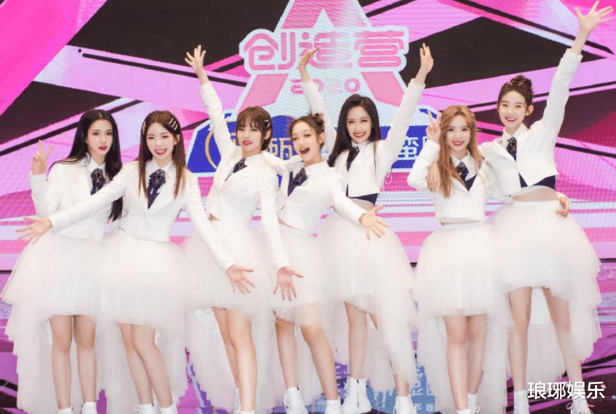 张艺凡|硬糖少女机场合体，陈卓璇对镜头大方打招呼，张艺凡却有点不自在