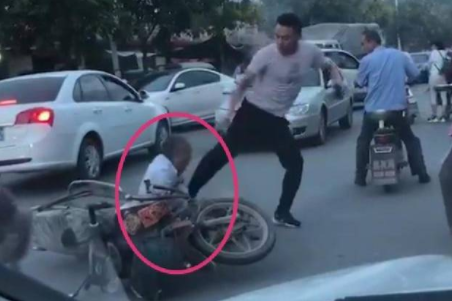 「车祸」人行道不减速，男子伸手吓过路司机！险酿车祸惨遭暴打，谁的错