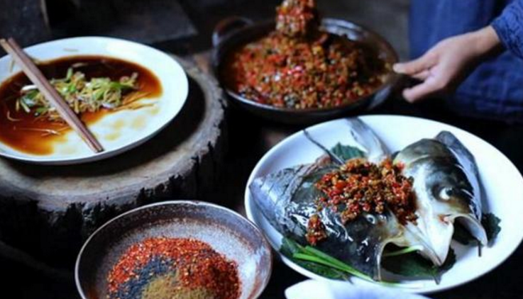 李子柒|李子柒给奶奶做“剁椒鱼头”，看清她家的鱼后，网友：这也太假了！