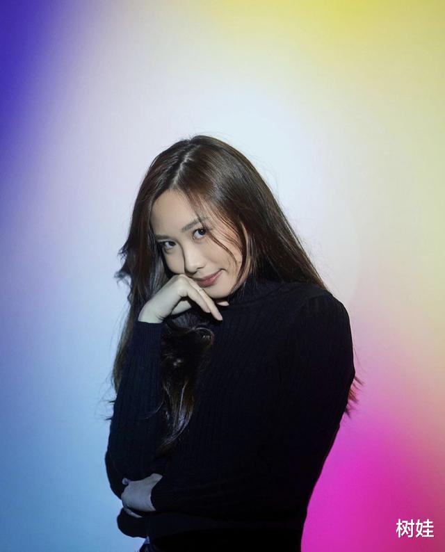 『李丽珍』李丽珍23岁爱女许倚榕晒文艺照气质清纯,颜值颇高摆脱父亲影子