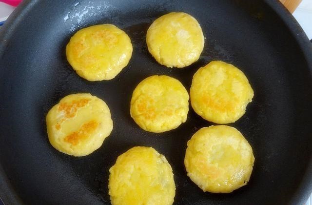 #红薯#入夏，这饼我就经常做，香甜筋道，拿着吃很过瘾，连续几个吃不够