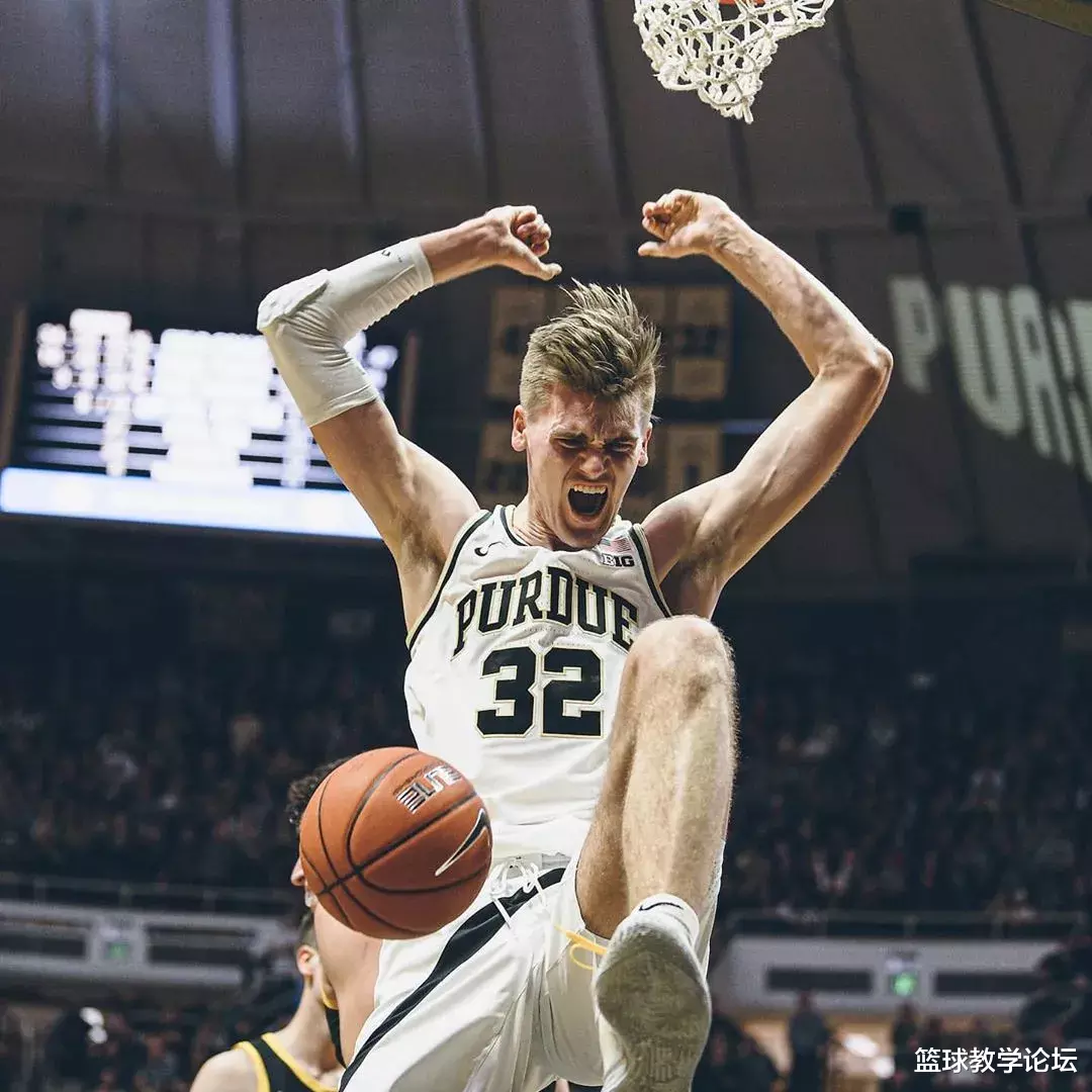 美国大学生体育协会■抢疯了！一天接到26个邀请电话！他是NCAA最火的球员