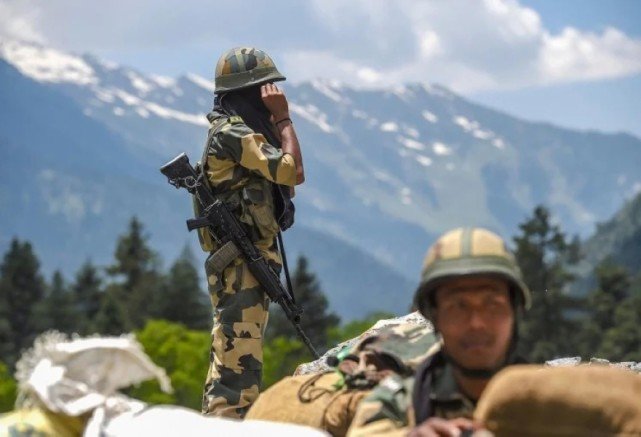 手榴弹▲印度边防军布防曝光，沙袋掩体处处可见，网友：一颗手榴弹的事情