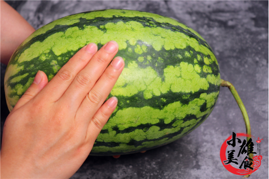 #西瓜#挑西瓜不要拍来拍去了，老瓜农教你一招，包你皮薄汁多还很甜！