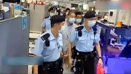 观察者网独家视频|港警搜查\＂苹果日报\＂大楼，带走25箱证物