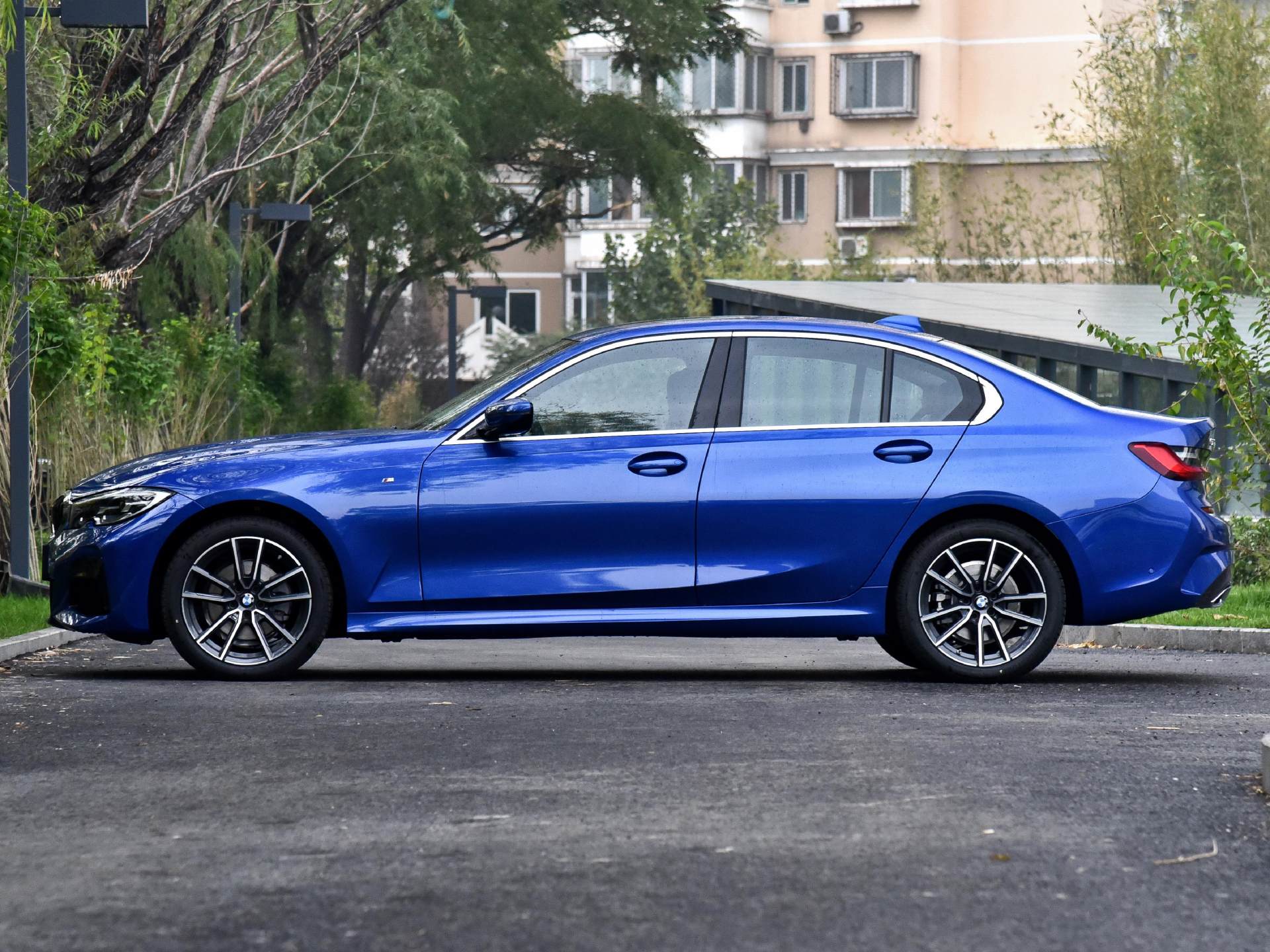 宝马3系|天使LED大灯，2.0T+8AT仅售24万，还买奔驰C?