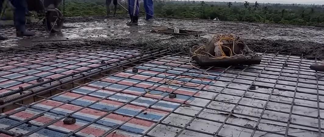 |国外自建房现浇屋顶，先铺雨布再扎钢筋，双重防水保温国内没见过