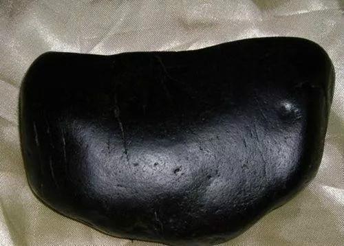 翡翠|1000块淘来的黑石头鉴定后,价值翻了一万倍,马云有同款