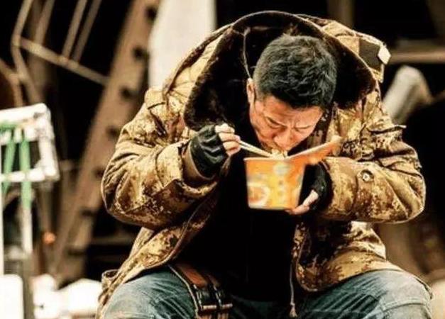 片场|身价上亿明星片场吃饭：张一山蹲垃圾堆，看刘德华才懂为啥这么红