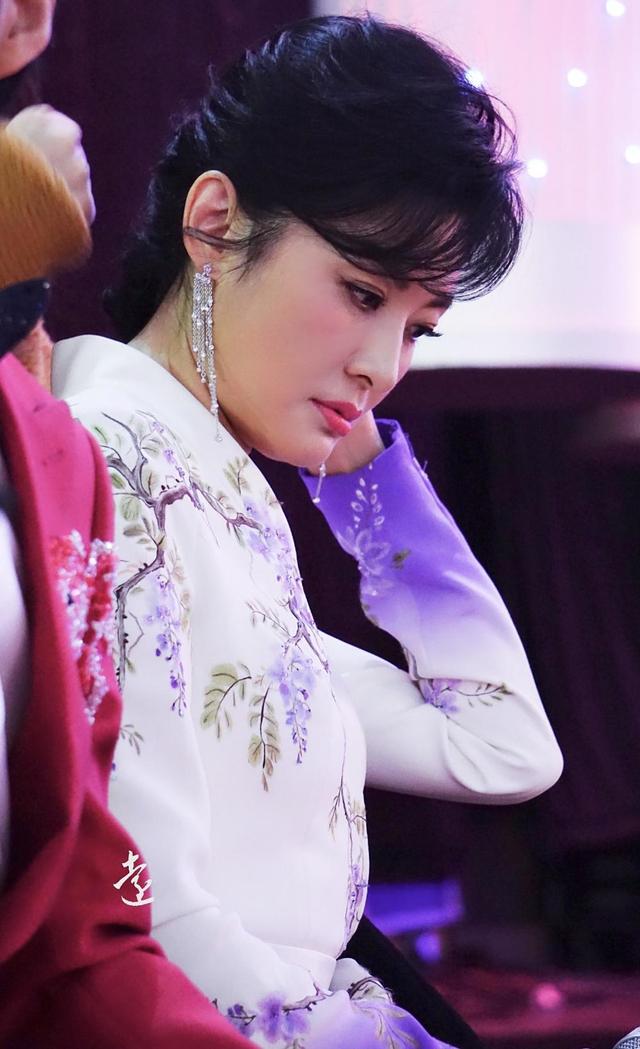 周涛▲主持17次春晚，却在当红之际转为幕后，如今52岁的她仍宛如少女