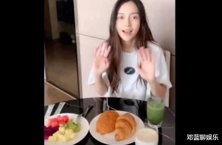 春晚|Baby春晚翘腿却忘记穿了10cm短裤，抬腿那一刻，男粉都沸腾了！