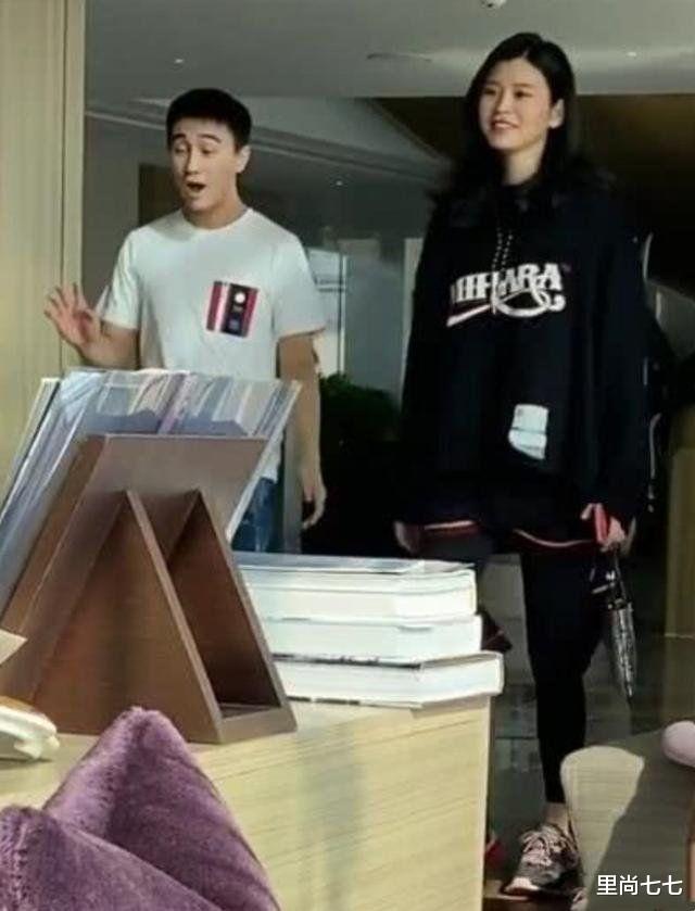 『赌王』豪门媳妇差距大，奚梦瑶穿红衣悼念赌王，郭碧婷同框婆婆只穿黑色