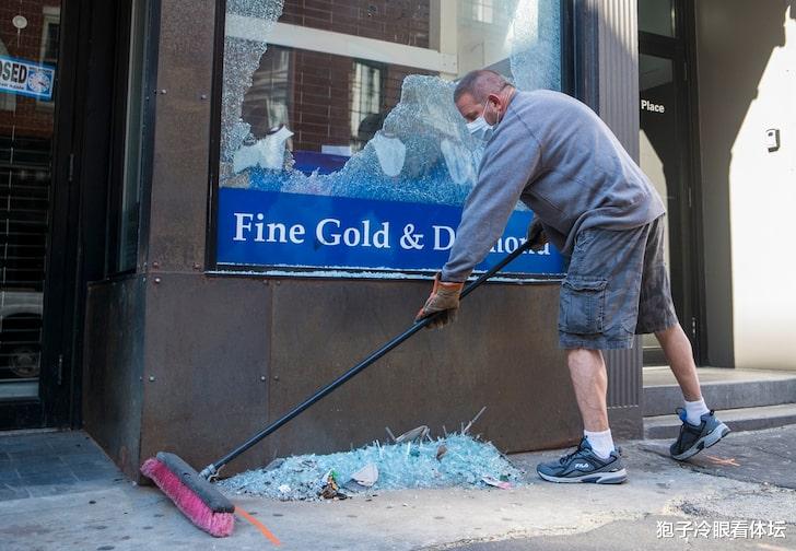 #詹姆斯#愤怒！詹姆斯痛斥女网红游行后丑陋行径 为蹭热度没有底线