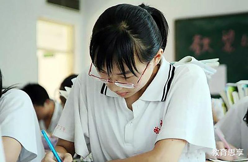 [女孩]忘记涂答题卡，跪求监考老师给机会的高考女生，复读后成功上大学