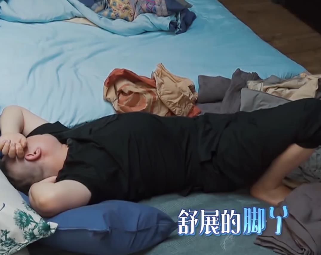 岳云鹏|岳云鹏上《向往的生活》来了就睡，吃完继续睡，所有人跟着倒头睡