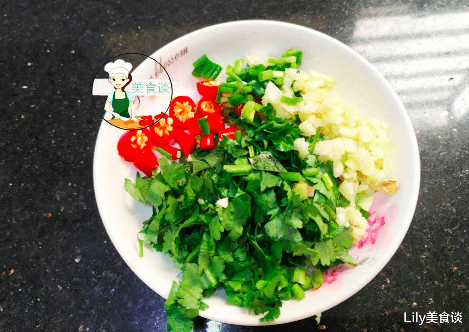 小米辣@5月，这菜是儿子的最爱，蒸一蒸拌一拌就上桌，一次吃一盘不过瘾