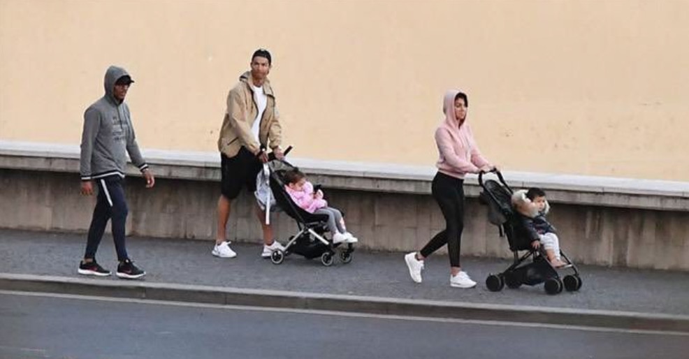 C罗：C罗携女友出门遛娃，都没戴口罩令人忧 母亲与C罗姐弟健身晒合照