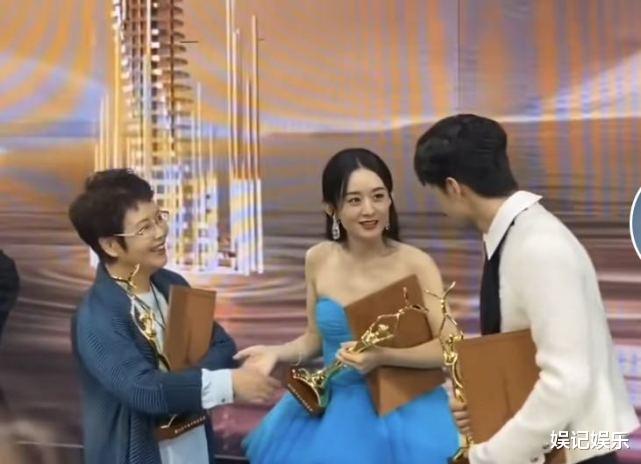 赵丽颖|赵丽颖跟王一博拍照保持距离，却靠着他肩膀合影，冯绍峰会酸吗？